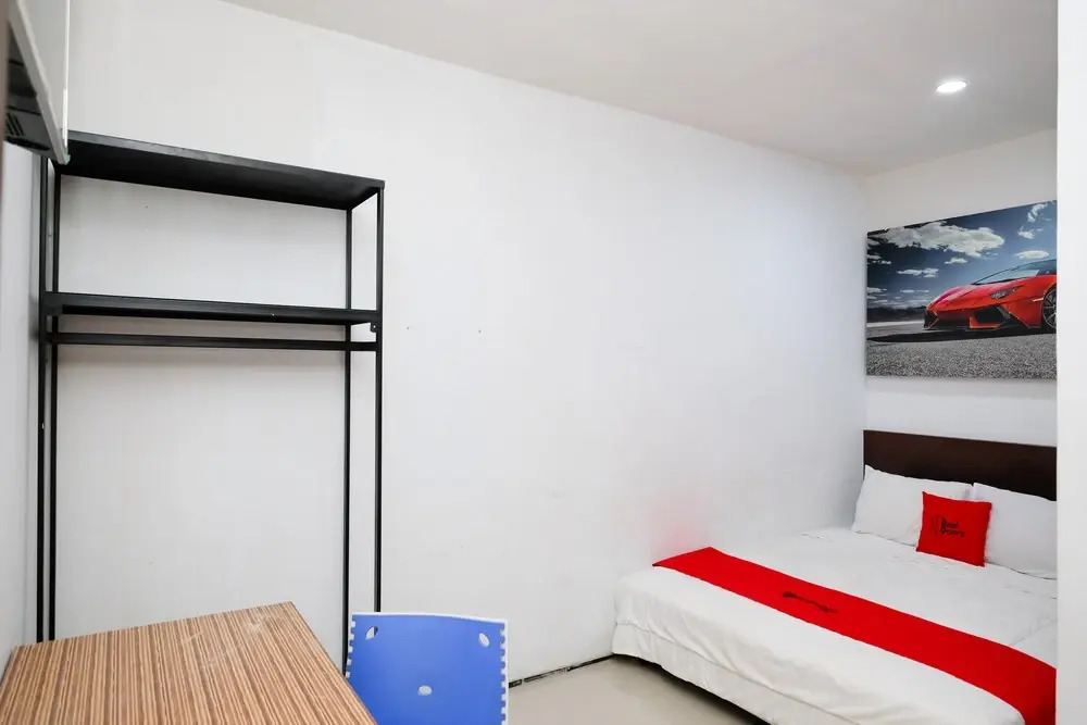 RedDoorz Padang Pasir near Petra University Surabaya