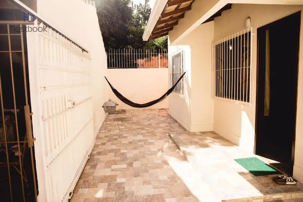 Casa a 400 m da praia do centro - WIFI 200MB - Garagem - TV 500 canais - 2 Quartos - Cozinha equipada - Churrasqueira