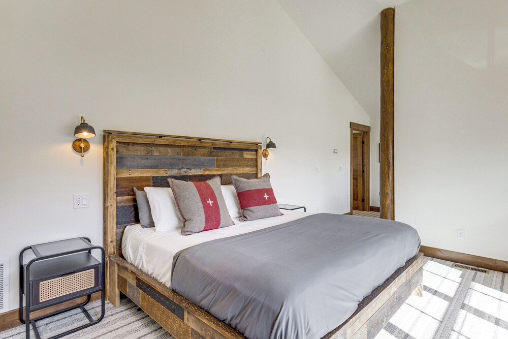 Mountain Views: Luxurious Grand Lake Escape!