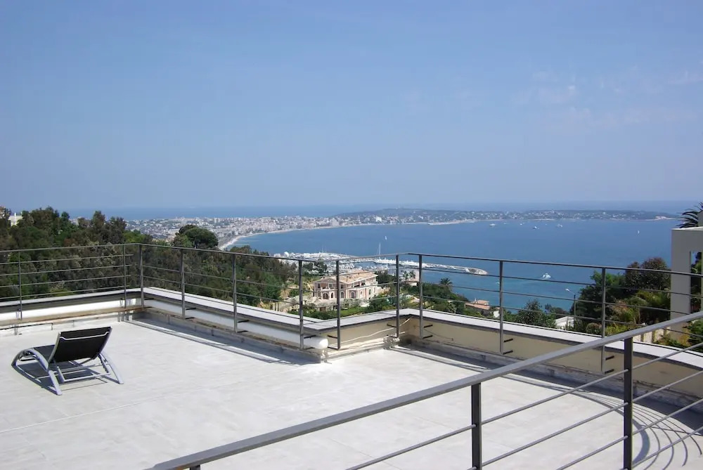 Cannes-SuperCannes-GolfeJuan--VILLA ALAMP--Vue mer exceptionnelle méditerranée et Cap dAntibes--4 à 6 chambres--6 SDB--7 WC--Piscine sans vis à vis--Superbe rooftop panoramique--Terrasses--Cuisine américaine--Grand Living 100m2--Courts séjours possibles