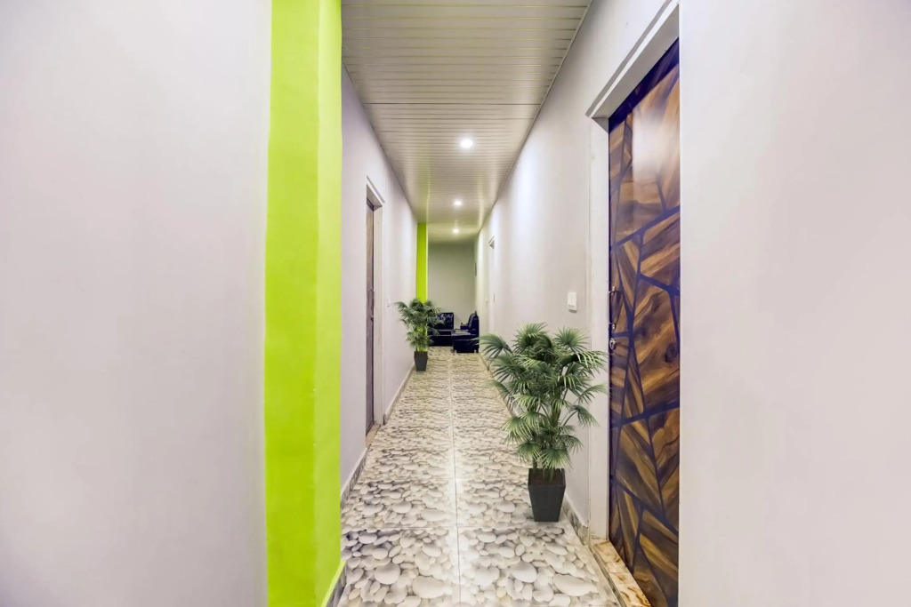 OYO Flagship 70340 Hotel Colour