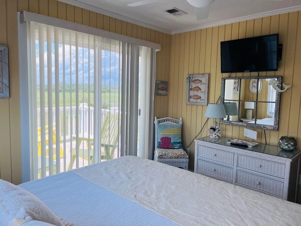 Fore Shore West- 4 Bedroom Home by RedAwning