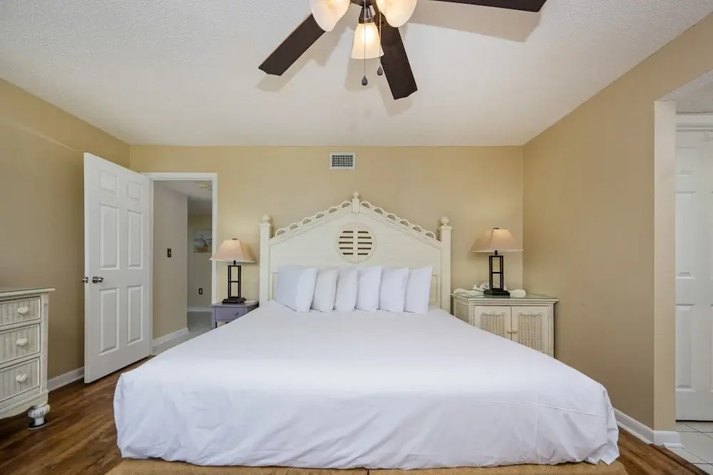 Phoenix Vi 6701 3 Bedroom Condo
