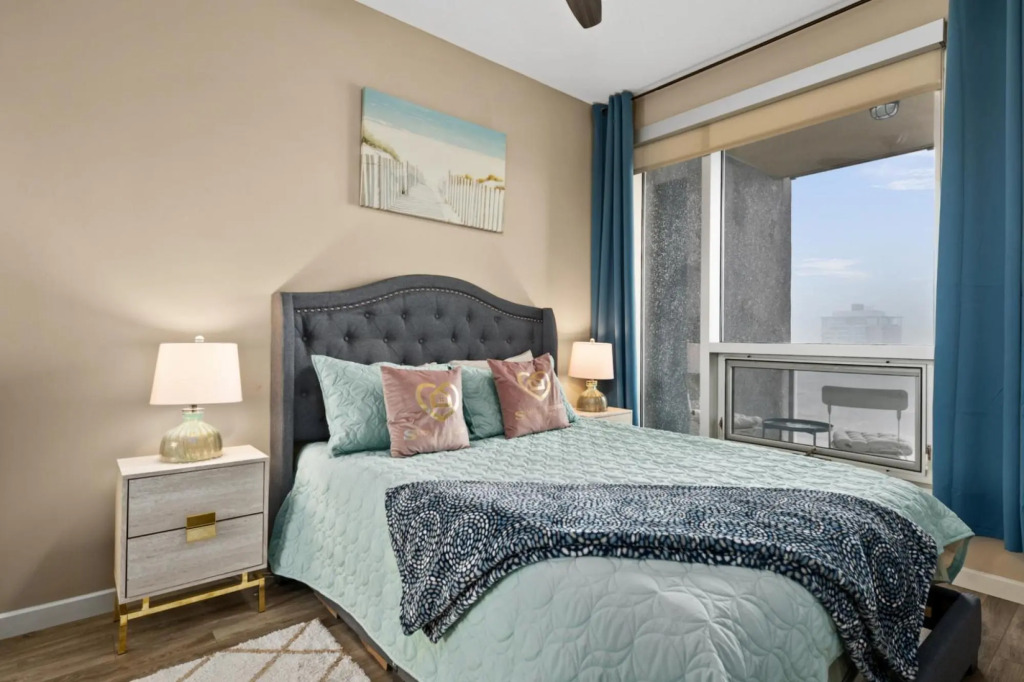 Modern DT Condo Balcony Parking Gym Hot Tub