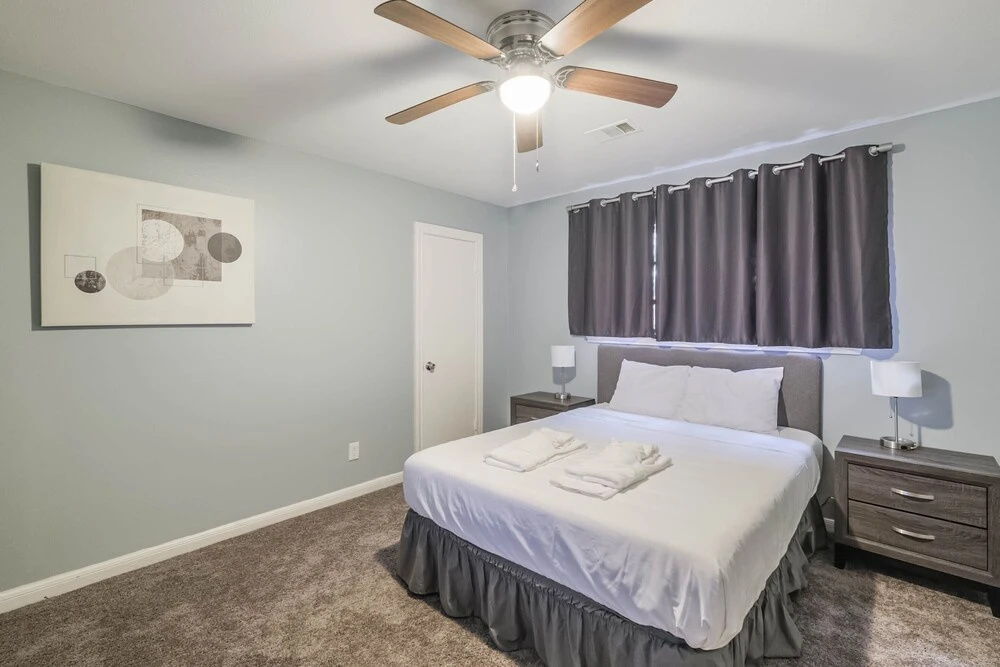 The Locals in SW Houston, Sleeps 9, Work-cation, King Bd, Pet, High Speed Wifi