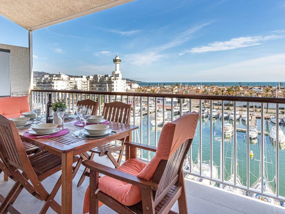 Modern Furnished Apartment Near Shops and Restaurants