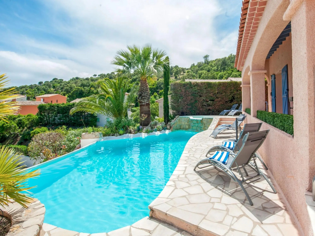 Luxurious Villa in Les Issambres with swimming pool and Sauna