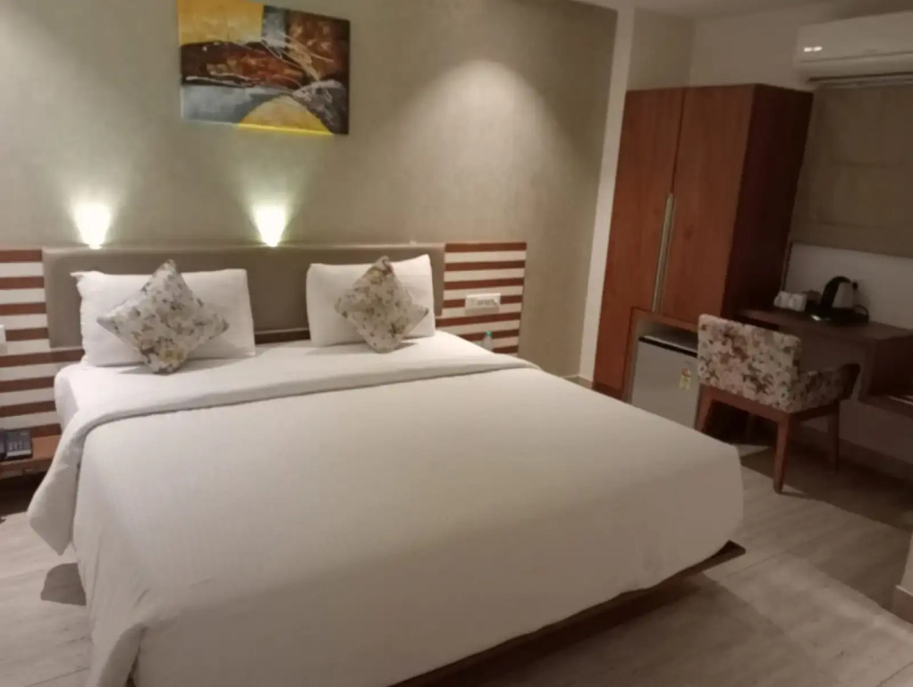 Hotel Blue Lagoons Manjalpur