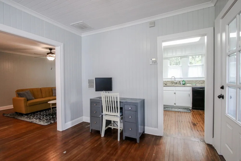 Historic Home for 7 with Apartment