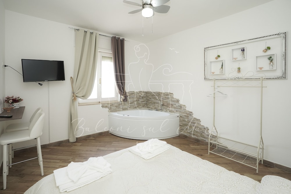 Room in B&B - B&B Balconi Sul Mare Deluxe Room With Hydromassage "madonna Dell'altomare"