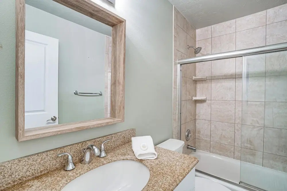 Bright Sarasota Bungalow - 5 Mi to Siesta Beach!