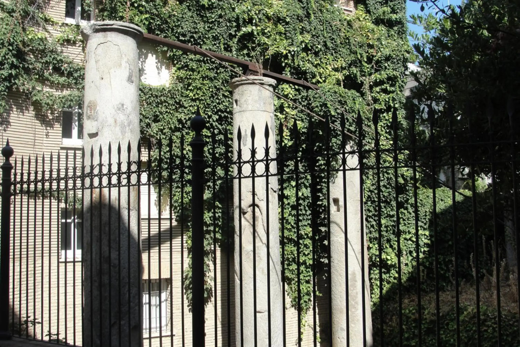 Las Columnas De Adriano. Calle Mármoles, 5