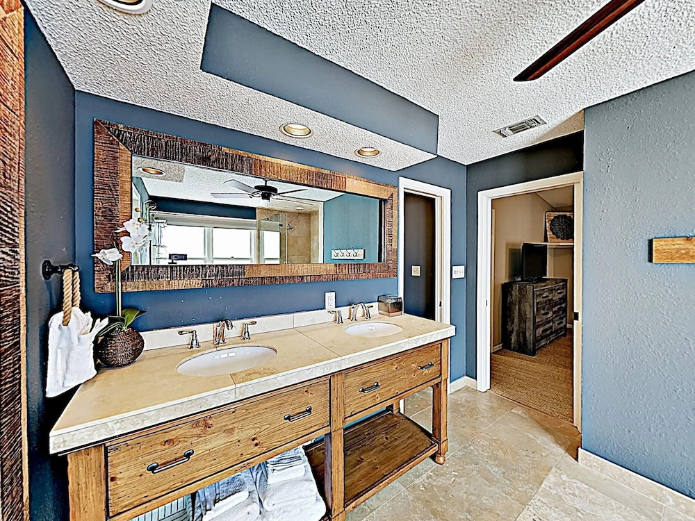 New Listing! Stunning Lakefront W/ Hot Tub & Cove 4 Bedroom Home
