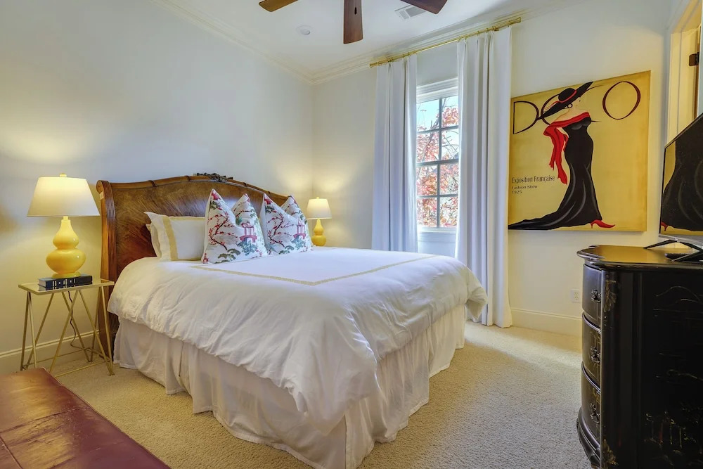 Large, Elegant Home u003c 2 Miles to Ole Miss