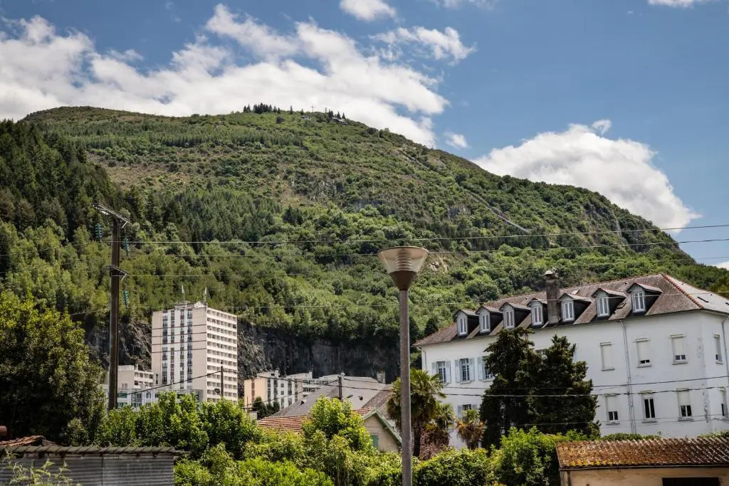 T2 centre-ville terrasse RDC parking, vue montagne