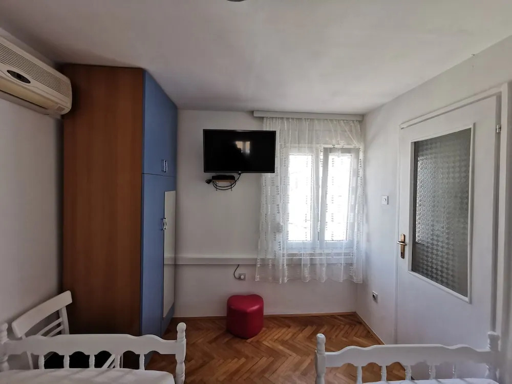 Authentic apt in Stone House, at the top Location