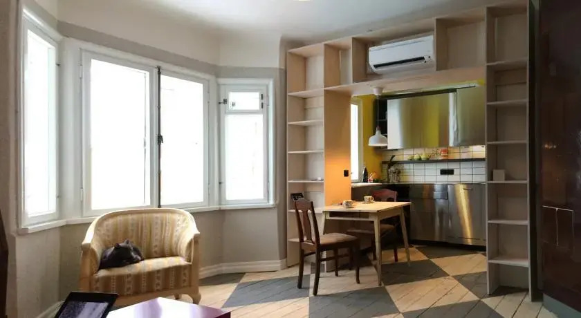 History Designer Flat