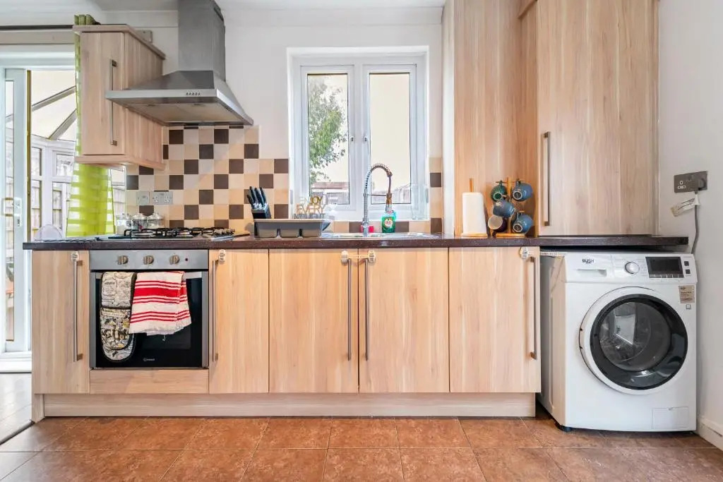 Dwellers Delight Living Ltd Serviced Accommodation, Chigwell, London 3 bedroom House, Upto 7 Guests, Free Wifi & Parking