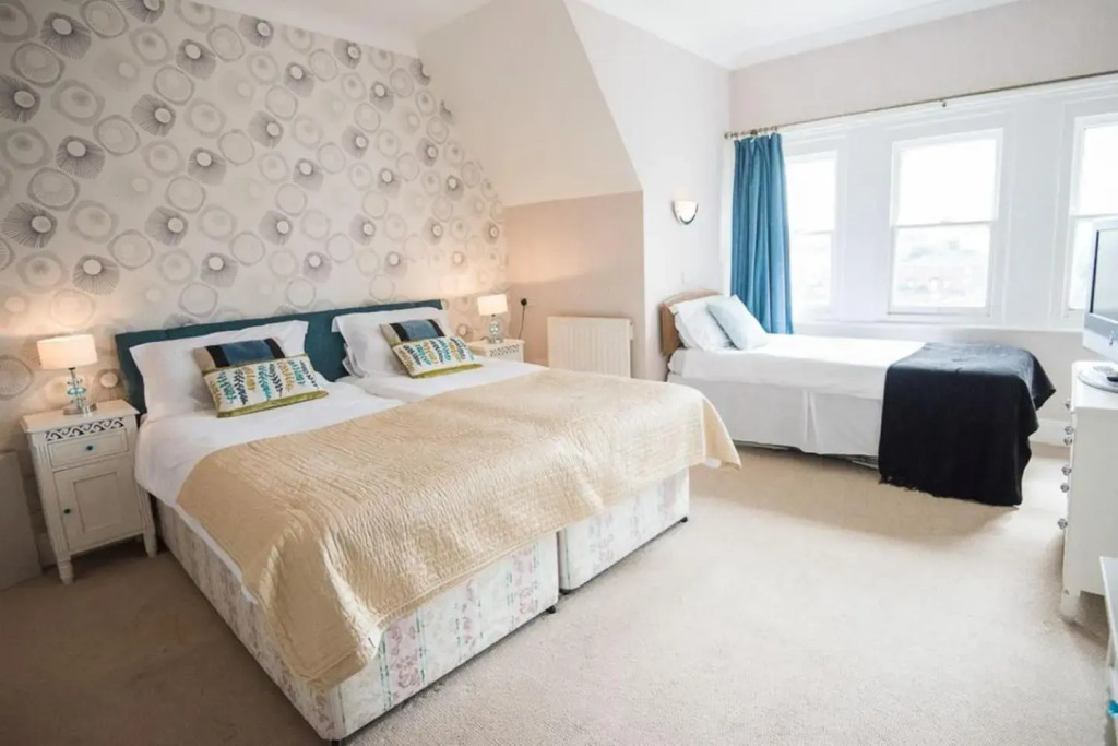 The Elmfield, 8 Bed Villa with heated indoor Swimming Pool and Cocktail Bar