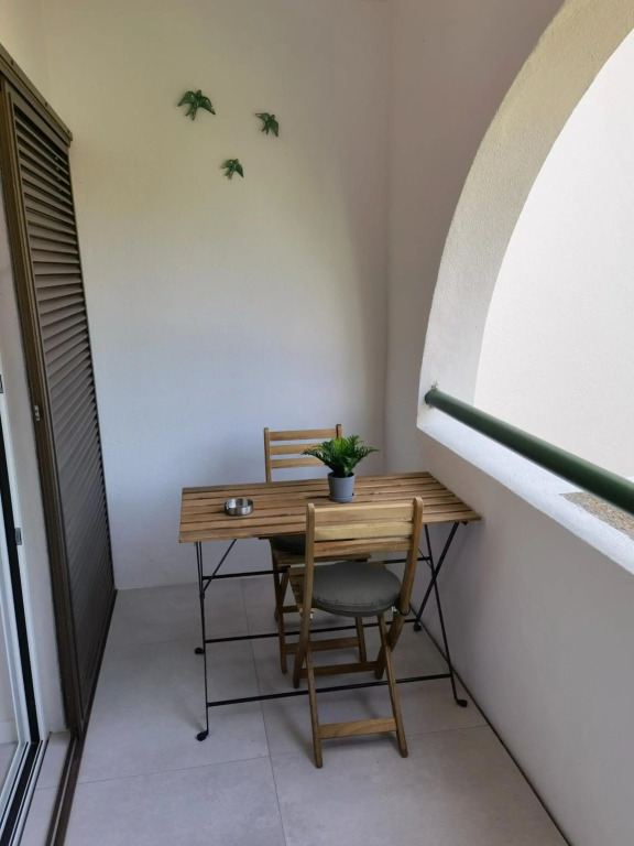 211 Apartamento moderno com vista para a piscina no centro da cidade