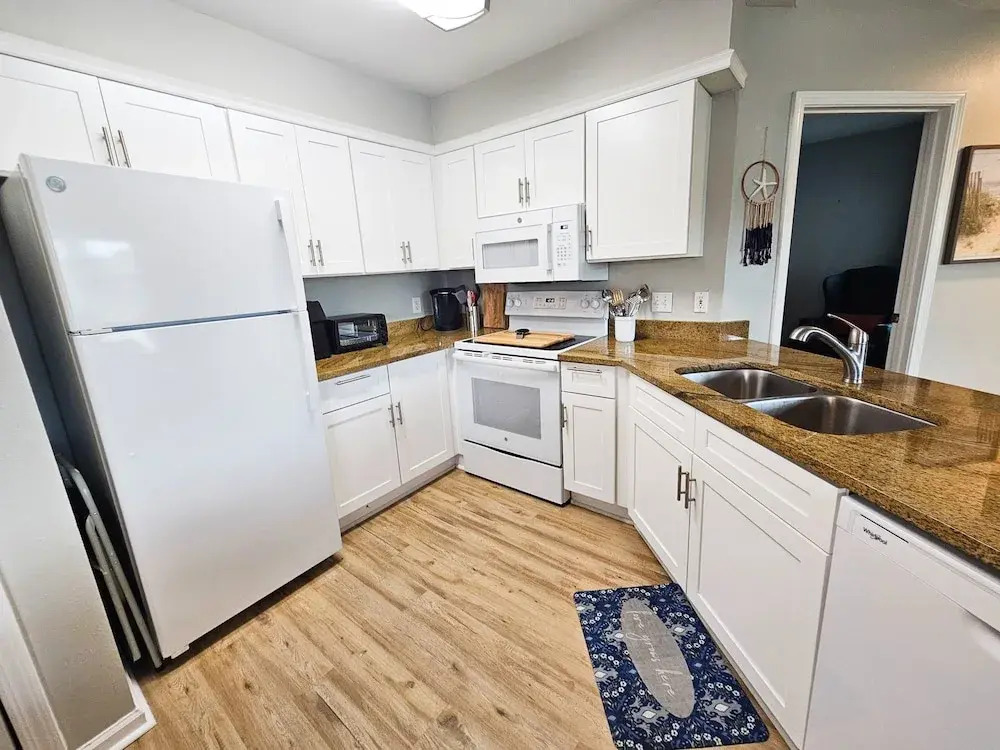 Charming 2BR Condo w/ Private Balcony in Gulf Shores, Pool, Hot Tub