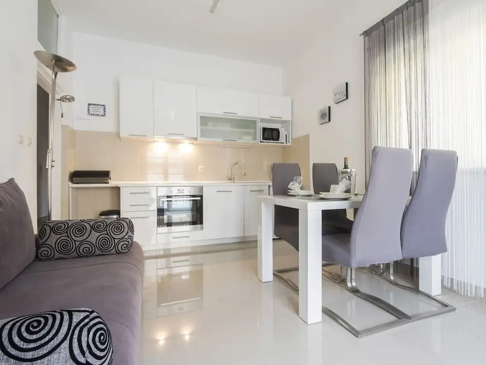 Comfortable apartment in a quiet area, private terrace, shared swimming pool