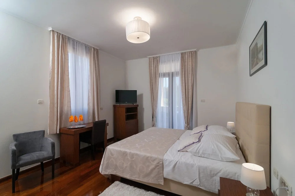 Luxury Rooms Near the Beach2