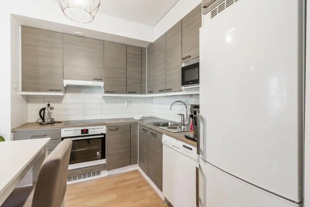 Helsinki Bed-Sänky-Кровать-床-سرير-Camainto into Airport-Centre-University-BusTrainStation