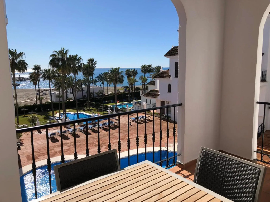 Puerto de la Duquesa sea view