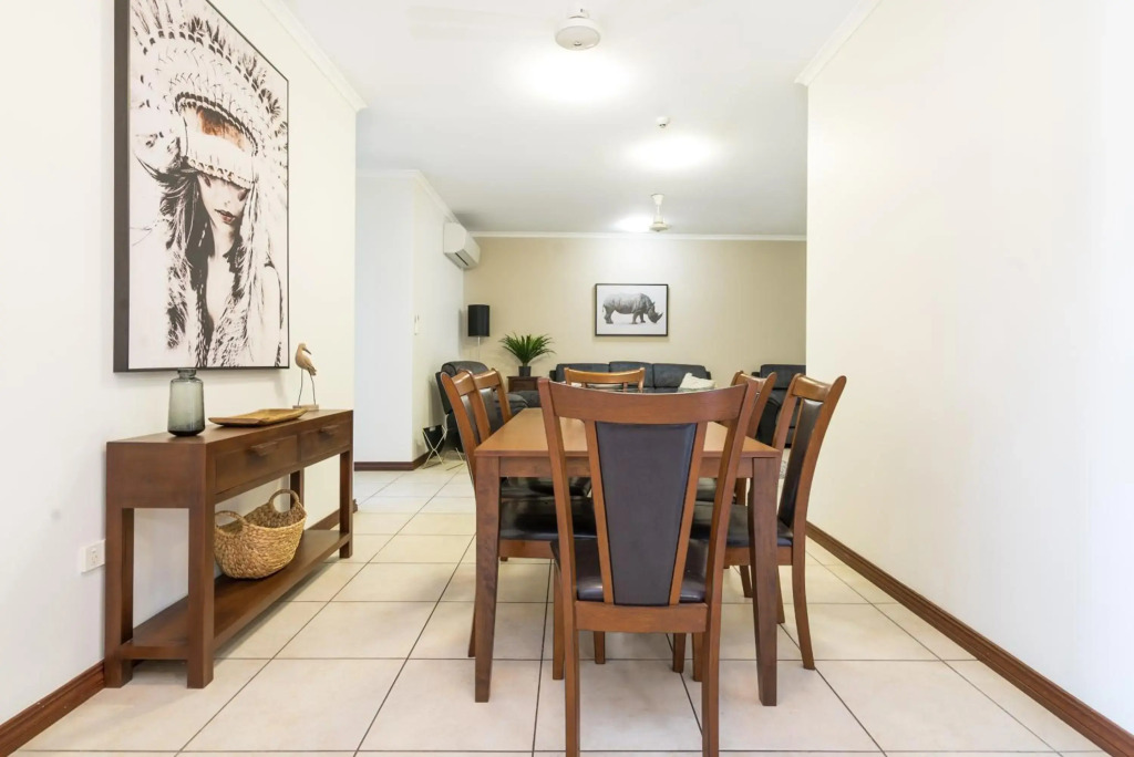 Huge CBD Top Floor Apartment with Breath Taking Views!