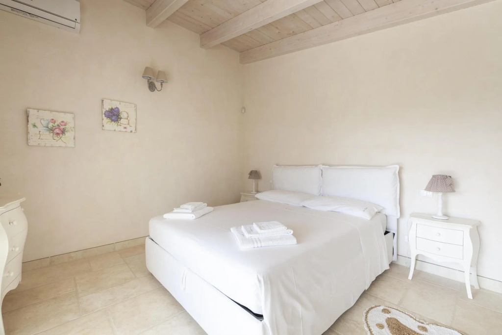 Flat in Villa Reginella with large garden and shared pool just a few minutes from the center of Lecc-Reginella Suite