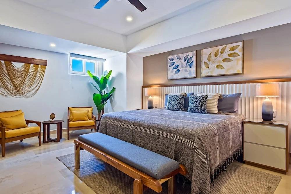 Luxury Oceanfront Apartment With Private Balcony, Rooftop Pool & gym Access