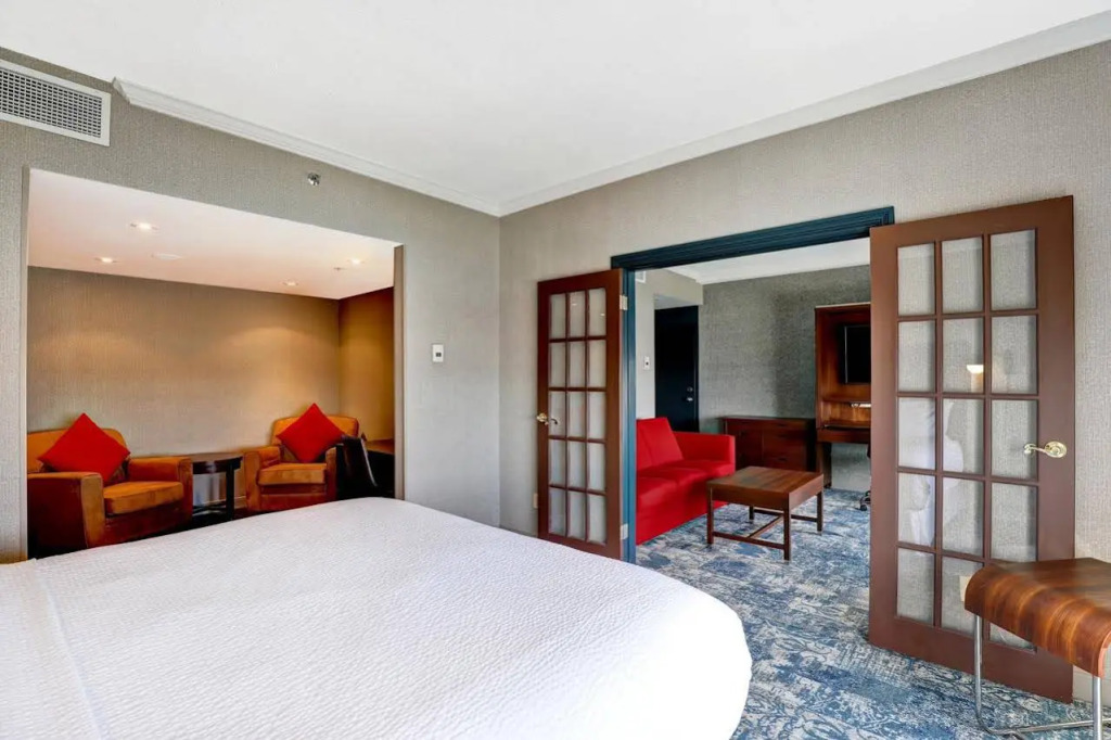 Отель Four Points by Sheraton Toronto Mississauga