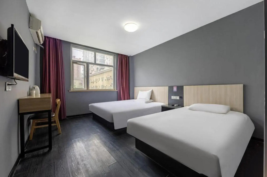Red House Hotel (Shanghai Red House Hospital Lujiabang Road Subway Station Branch)