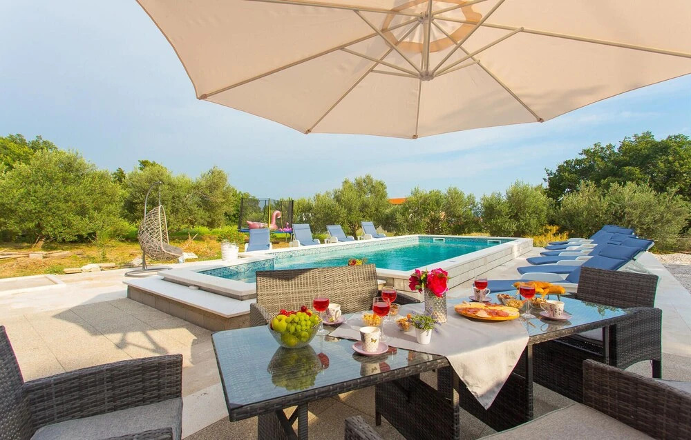 Stunning Home in Kastel Sucurac With 5 Bedrooms, Wifi and Outdoor Swimming Pool