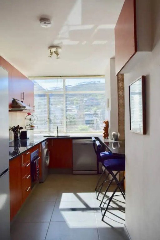 Sunny 2 Bedroom Apartment by The Company's Gardens