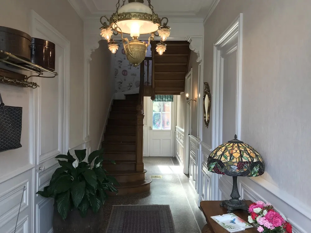 LA MAISON LEONARD