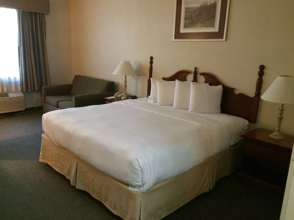 Country Inn & Suites Newark