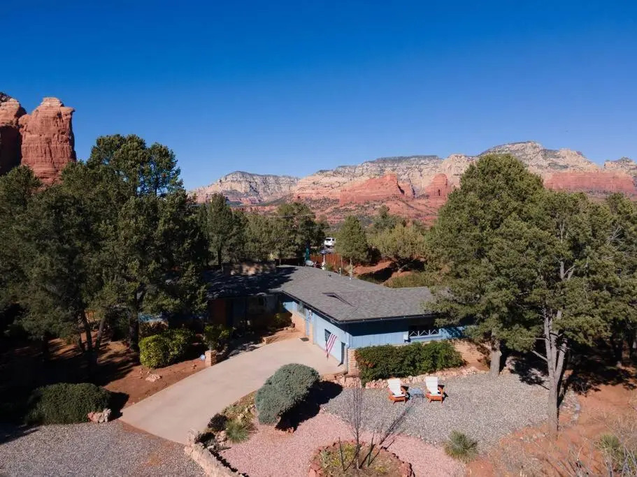 Red Rocks Retro! Stunning Views and Hot Tub!