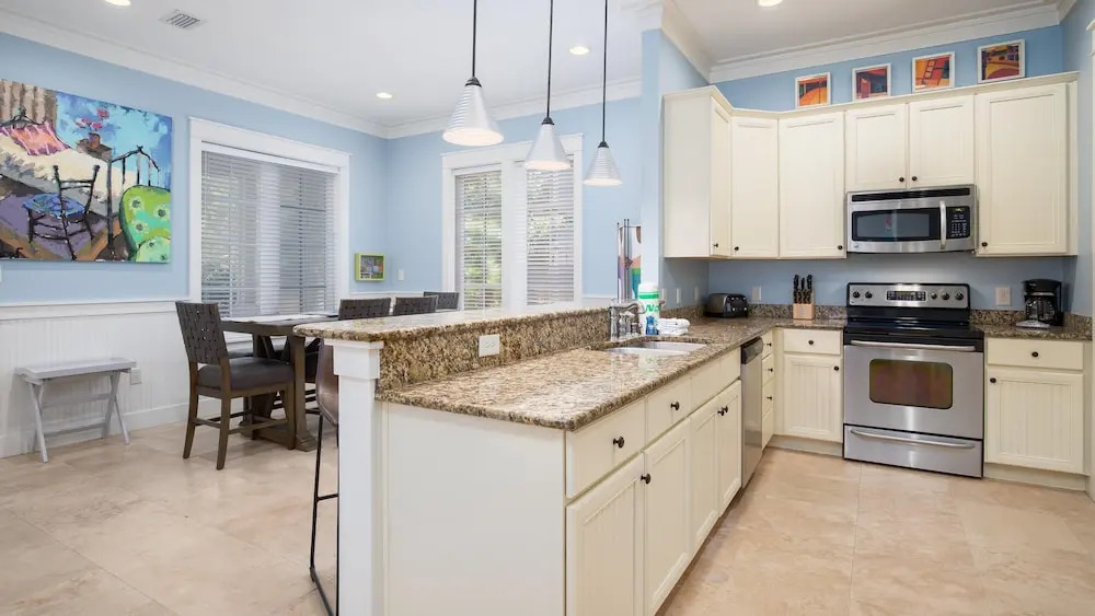 Artist's Getaway ~ Large Screened Porch ~ Golf Cart & PET Friendly