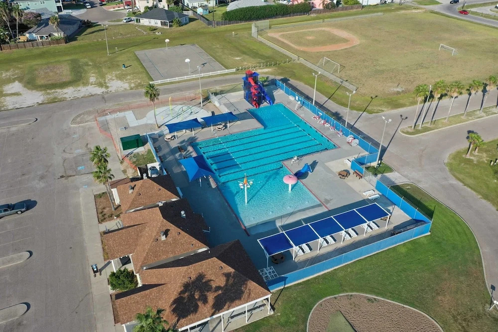 2BR Condo w/ Gulf Views, 2 Pools, Courts Blue Water Bliss by Avantstay