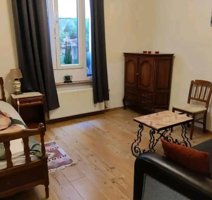 "entire Cozy Three Bedroom Apartment in Bruxelles"