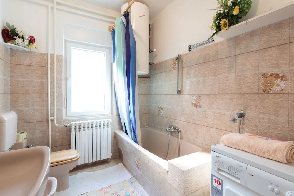 Apartment Lucia & Holiday Home Nino