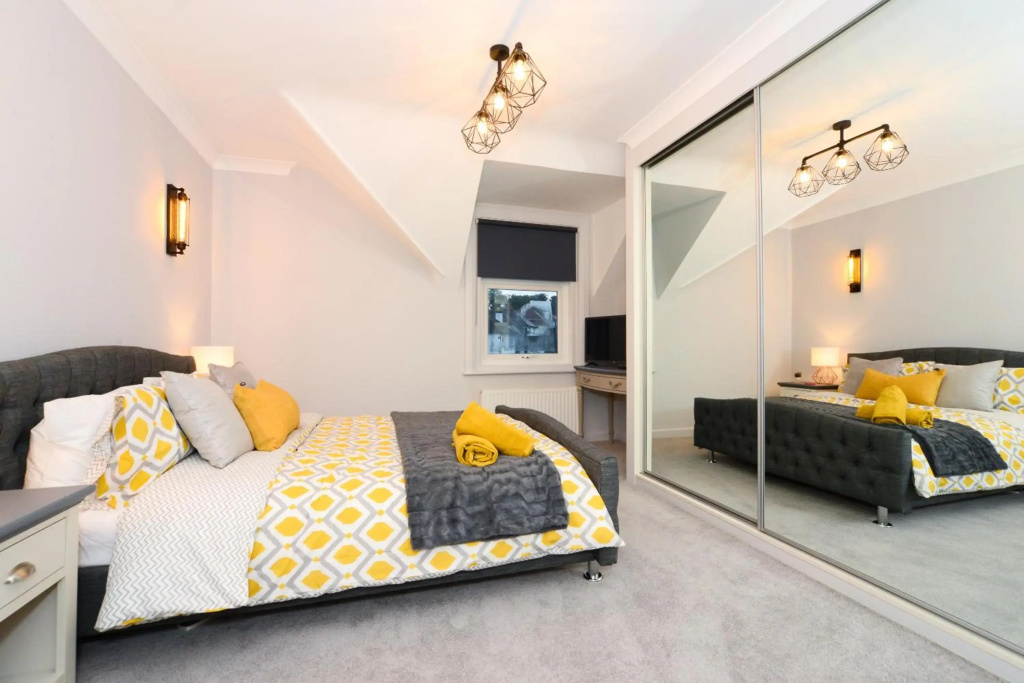 Amazing Apartment near Bournemouth, Poole & Sandbanks - WiFi & Netflix - Newly Renovated! Great Location!