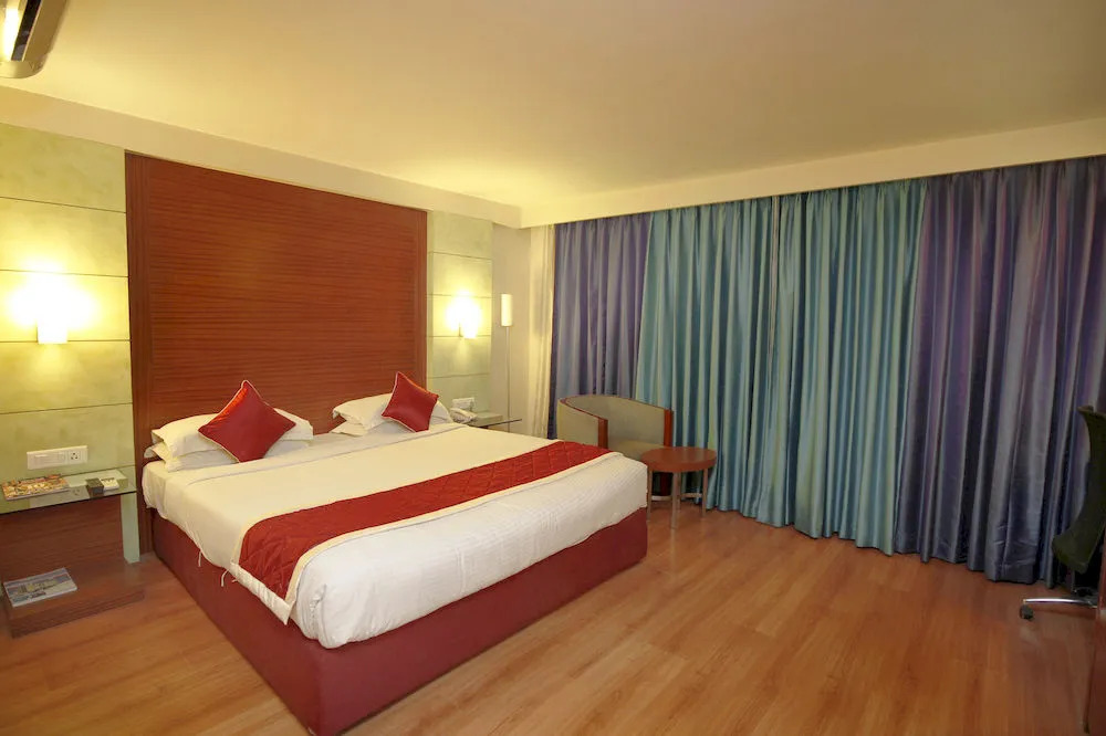 OYO Premium Cunningham Road