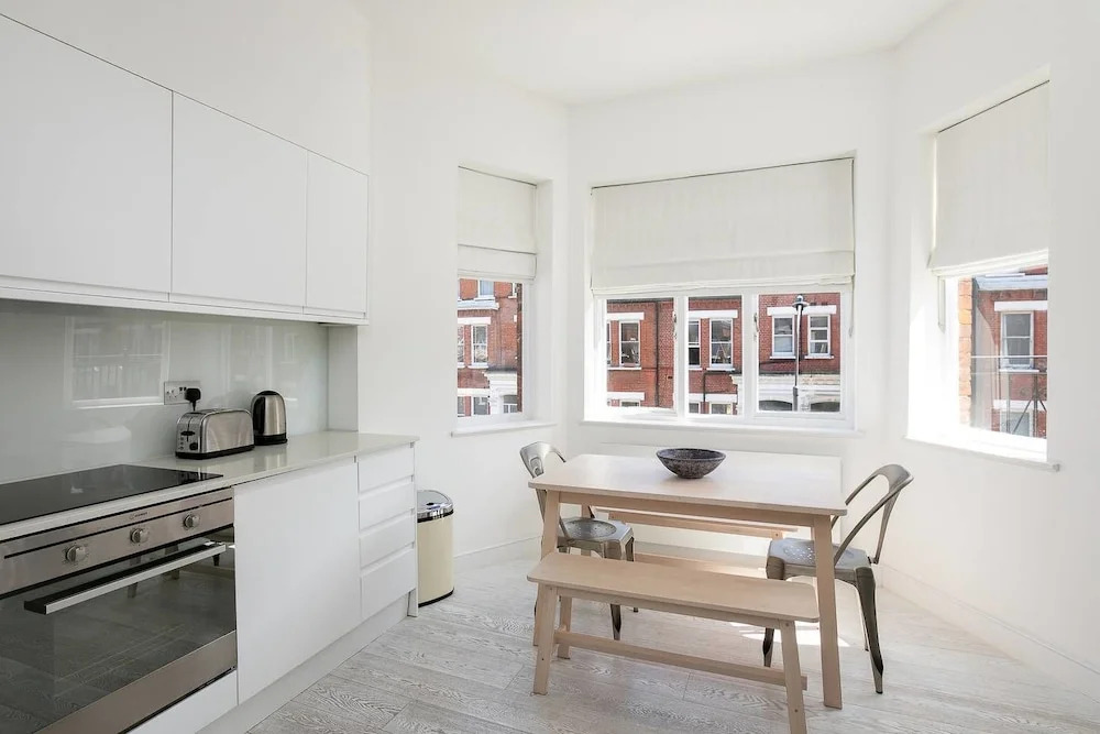 Stunning 2BR Home in West Kensington W/balcony