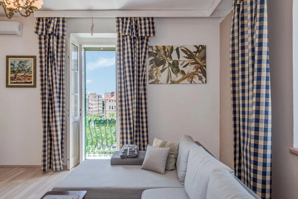 Large 100 m2 apt w Balcony in the Heart of Split