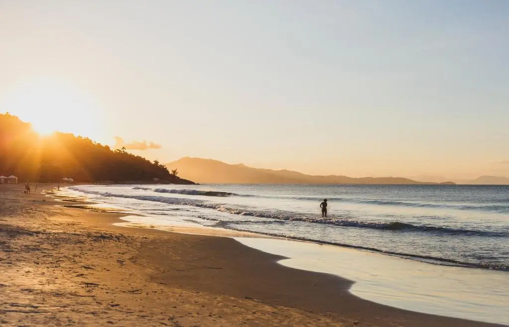 Apartamento com 4 suítes pé na areia