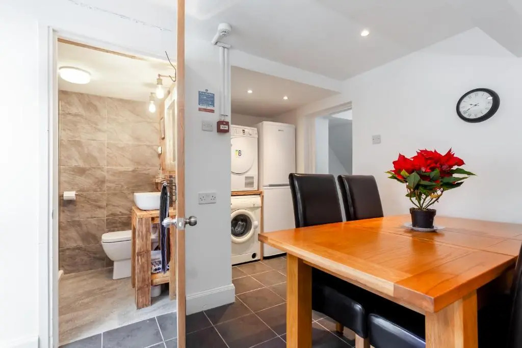 Gorgeous Town Centre Apt with Courtyard Garden