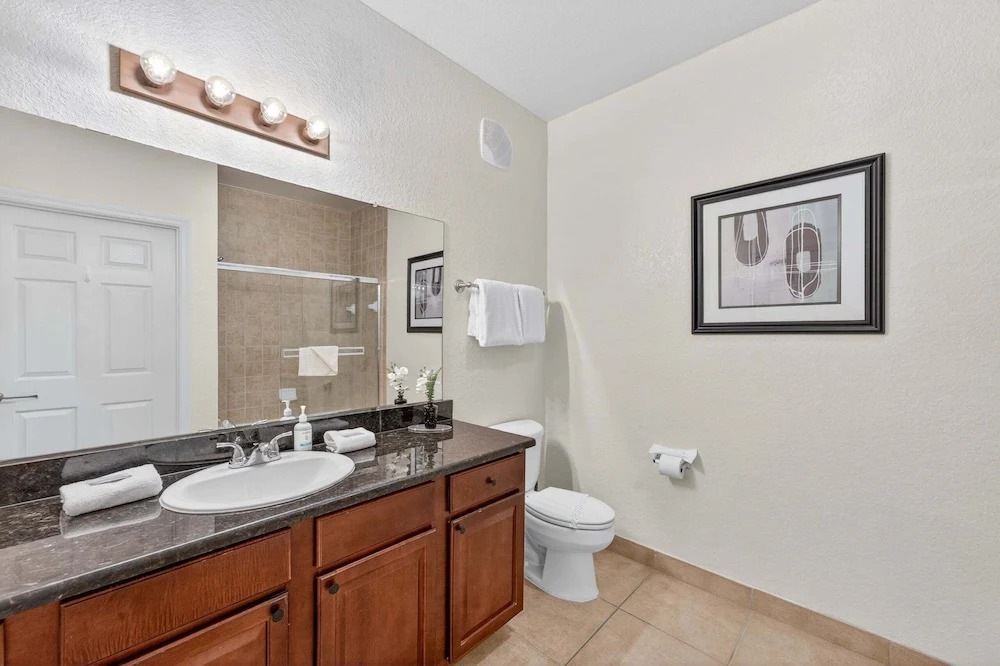 Condo 2BR With Lanai & Shared Pool, hot Tub, gym